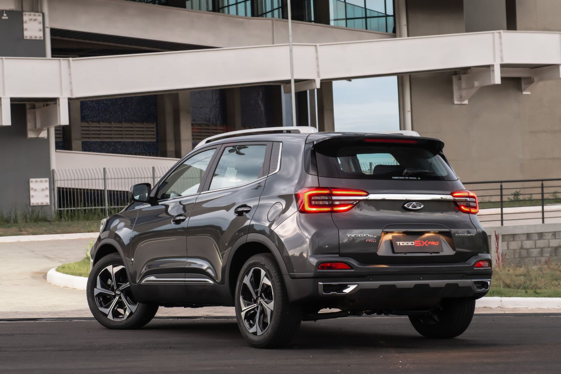 Caoa chery tiggo 5x Pro 2023 cinza traseira parado 2