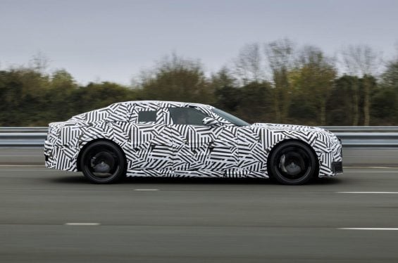 Protótipo do novo sedã elétrico da jaguar lateral em movimento