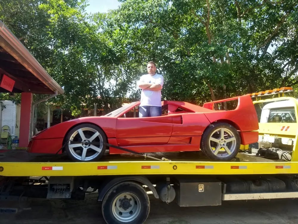 Réplica de Ferrari F 40 construída por dentista em SP