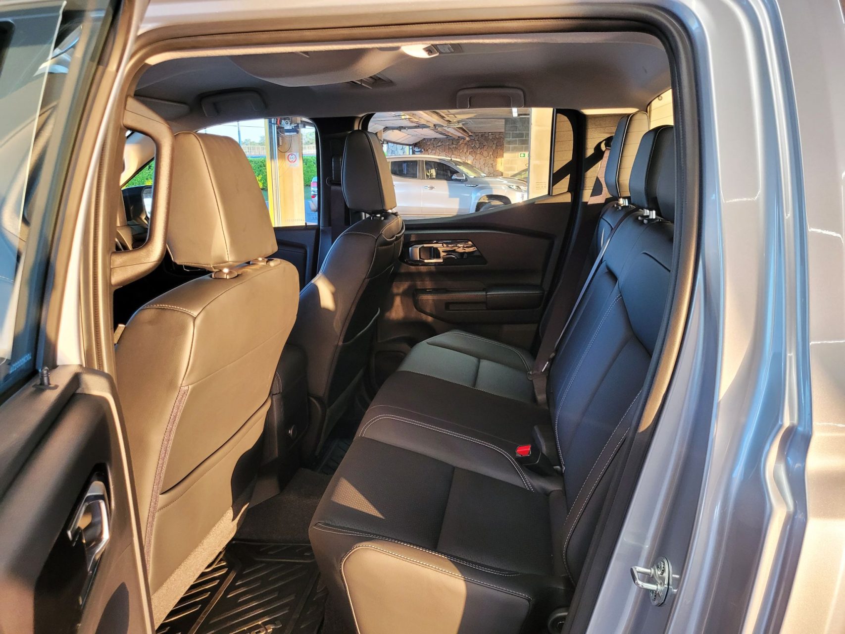 Mitsubishi Triton HPE 2025 interior banco traseiro