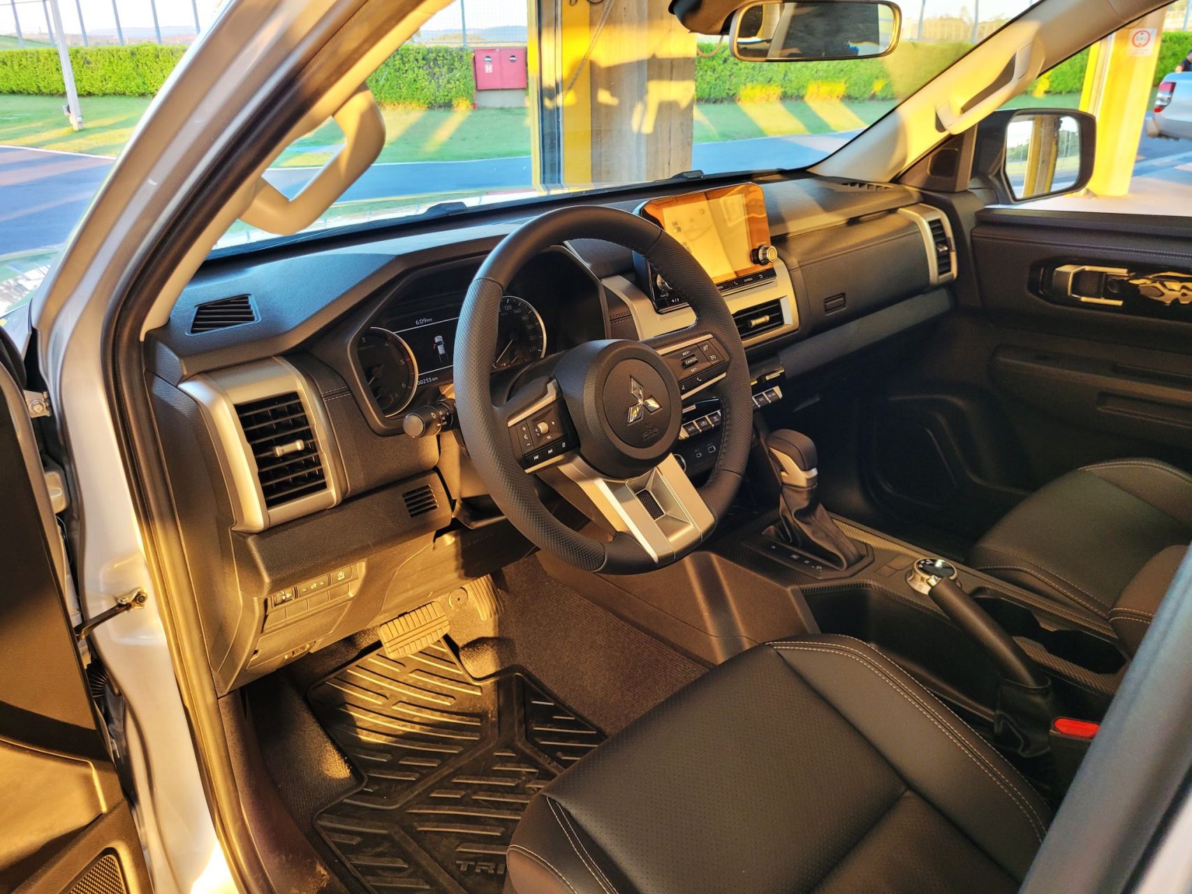 Mitsubishi Triton HPE 2025 interior painel banco do motorista