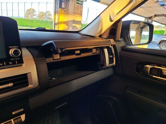 Mitsubishi Triton HPE 2025 interior segundo porta luvas