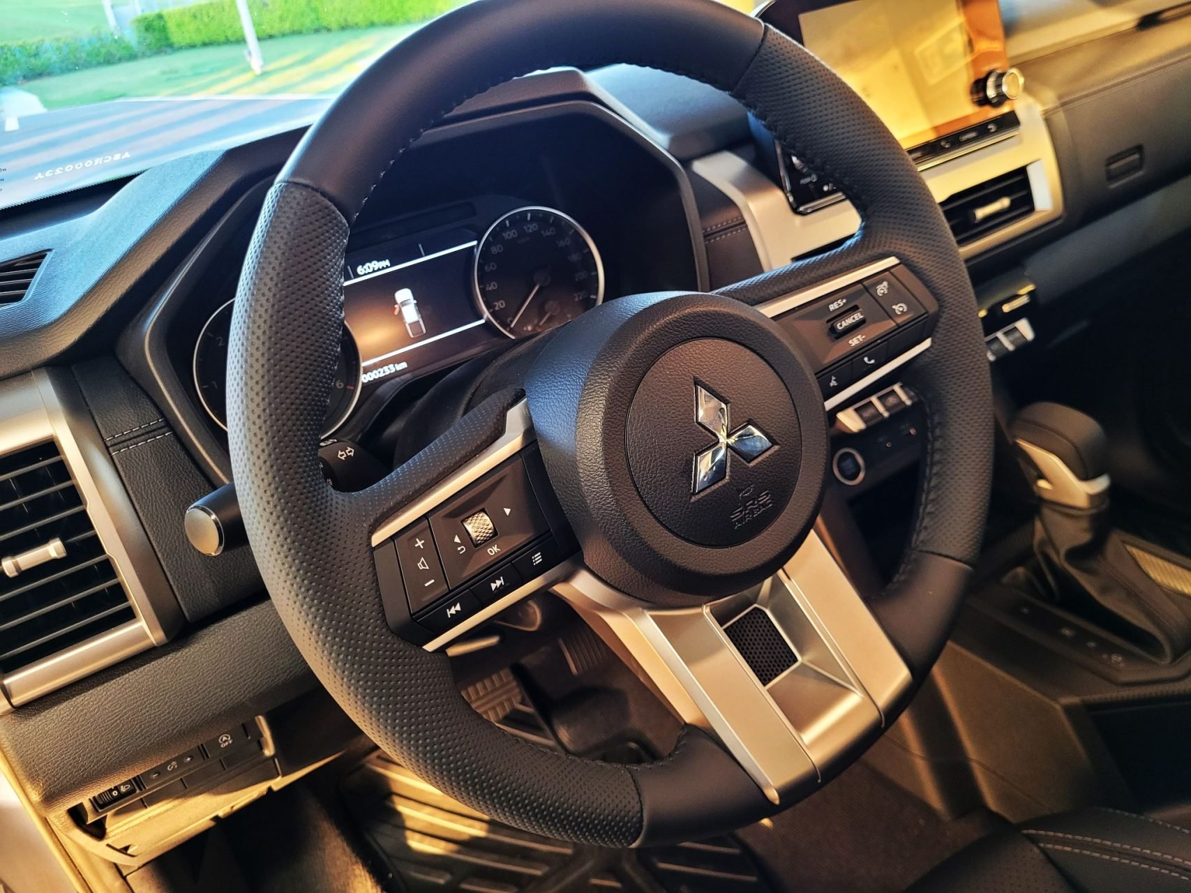 Mitsubishi Triton HPE 2025 interior volante