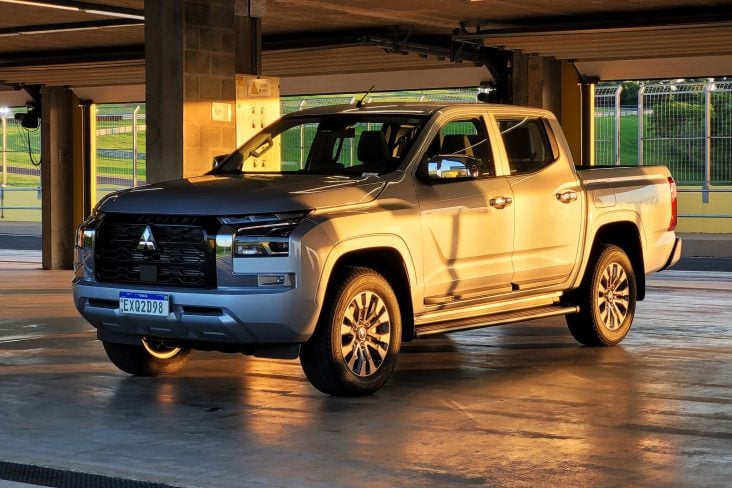 Mitsubishi Triton HPE 2025 prata frente parada