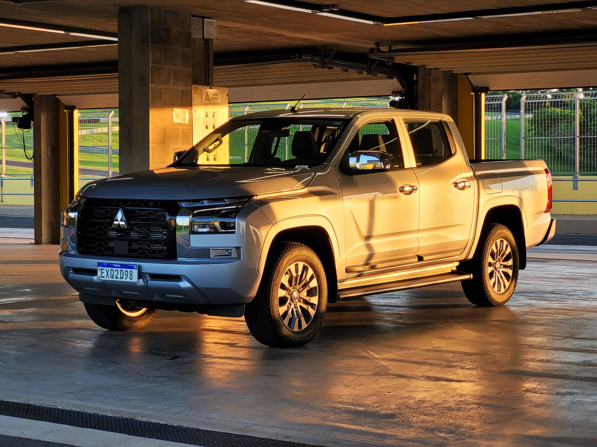 Mitsubishi Triton HPE 2025 prata frente parada