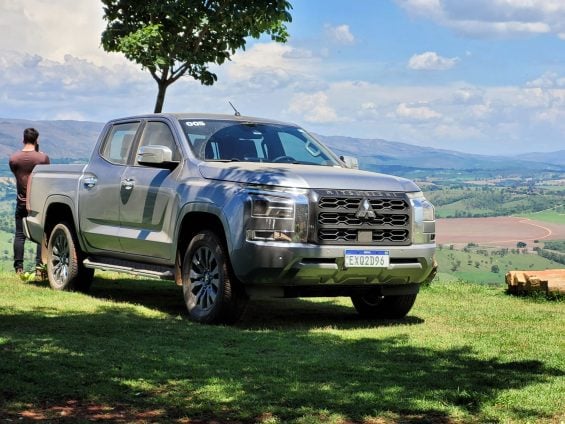 Mitsubishi Triton HPE S 2025 cinza frente parada