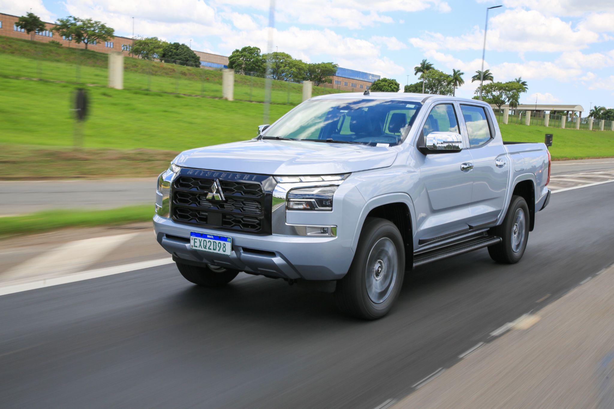 Mitsubishi Triton HPE 2026 prata frente em movimento