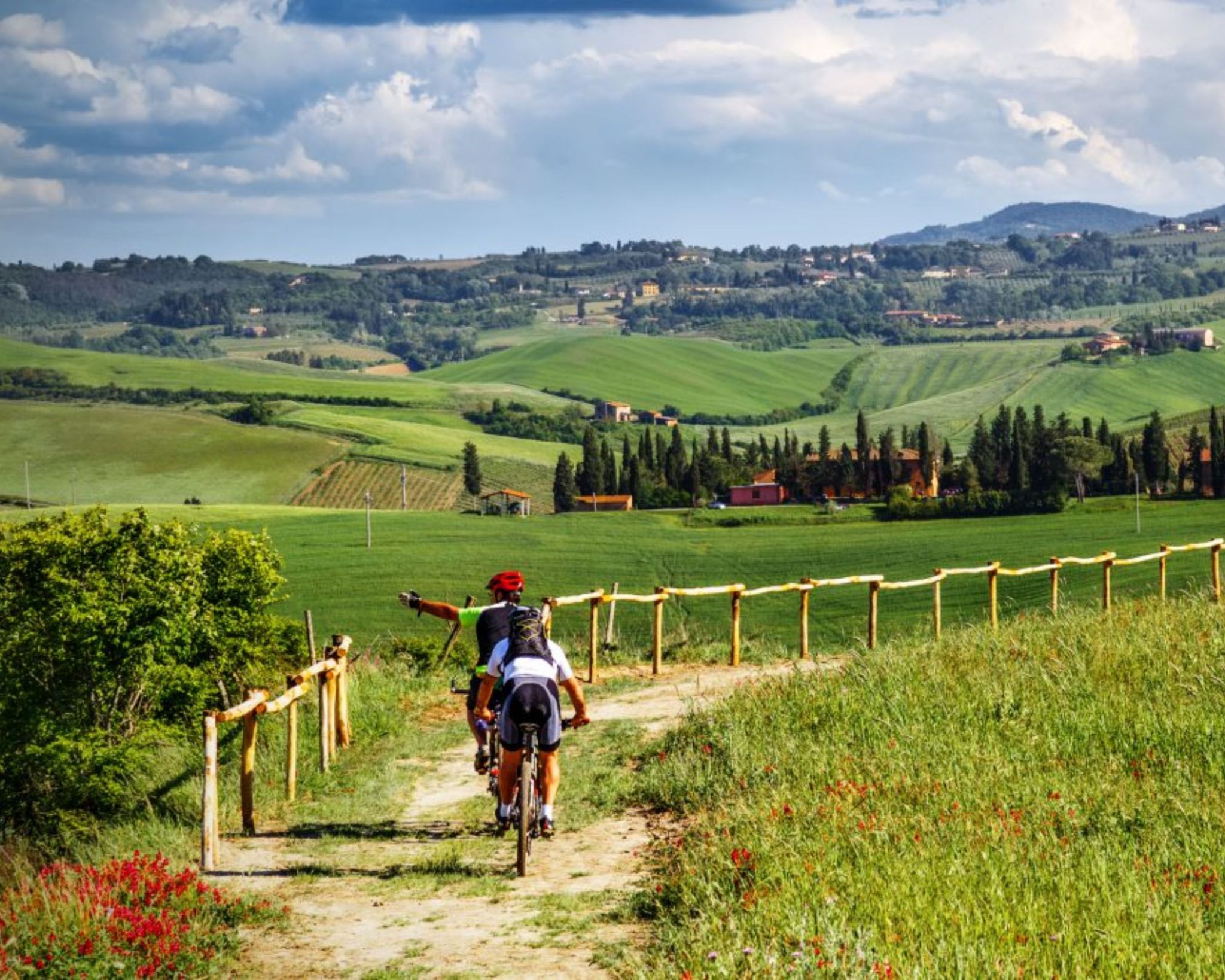 Dois ciclistas pedalando na Toscana Foto: Shutterstock