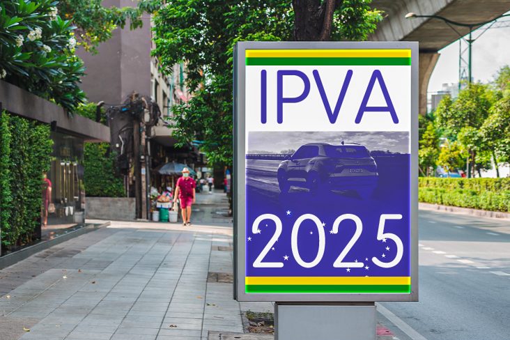 Painel de rua com o escrito IPVA 2025 com cores do Brasil