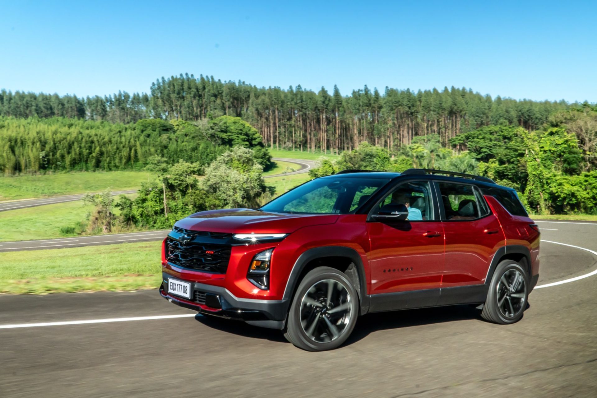 chevrolet-equinox-turbo-rs-2025-vermelho-radiant-frente-em-movimento-3-1920x1280.jpg