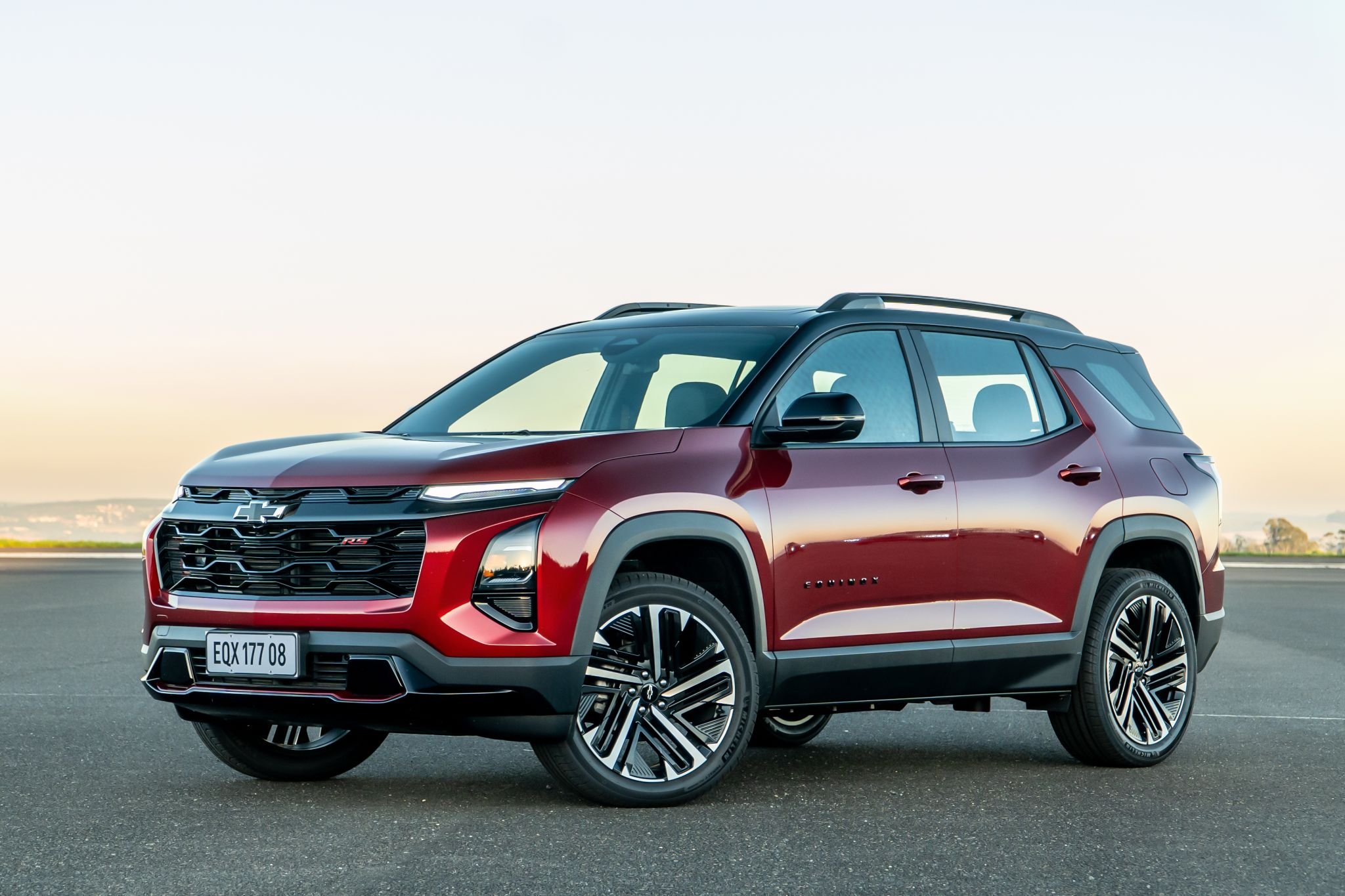 Chevrolet Equinox Turbo RS 2025 Vermelho Radiant frente parado