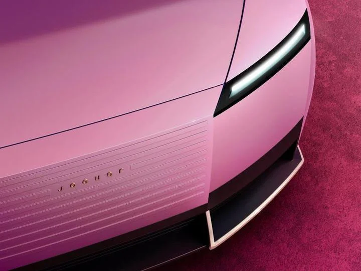 Novo conceito Jaguar vazado carro rosa detalhe na parte da frente imagem digital