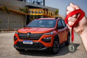 KARDIAN laranja estacionado no canto direito uma mão branca com medalha com número 1 RENAULT KARDIAN MELHOR CARRO DO ANO 2024