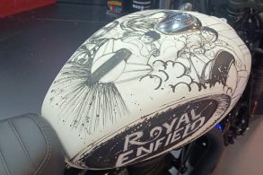 Royal Enfield Hunter 350 customizada CCXP parceria com Posca (2)