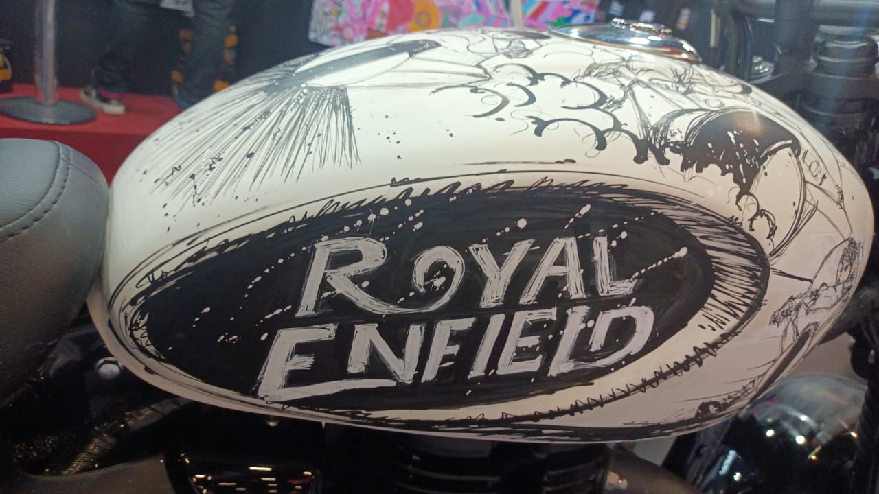 Royal Enfield Hunter 350 customizada CCXP parceria com Posca (3)