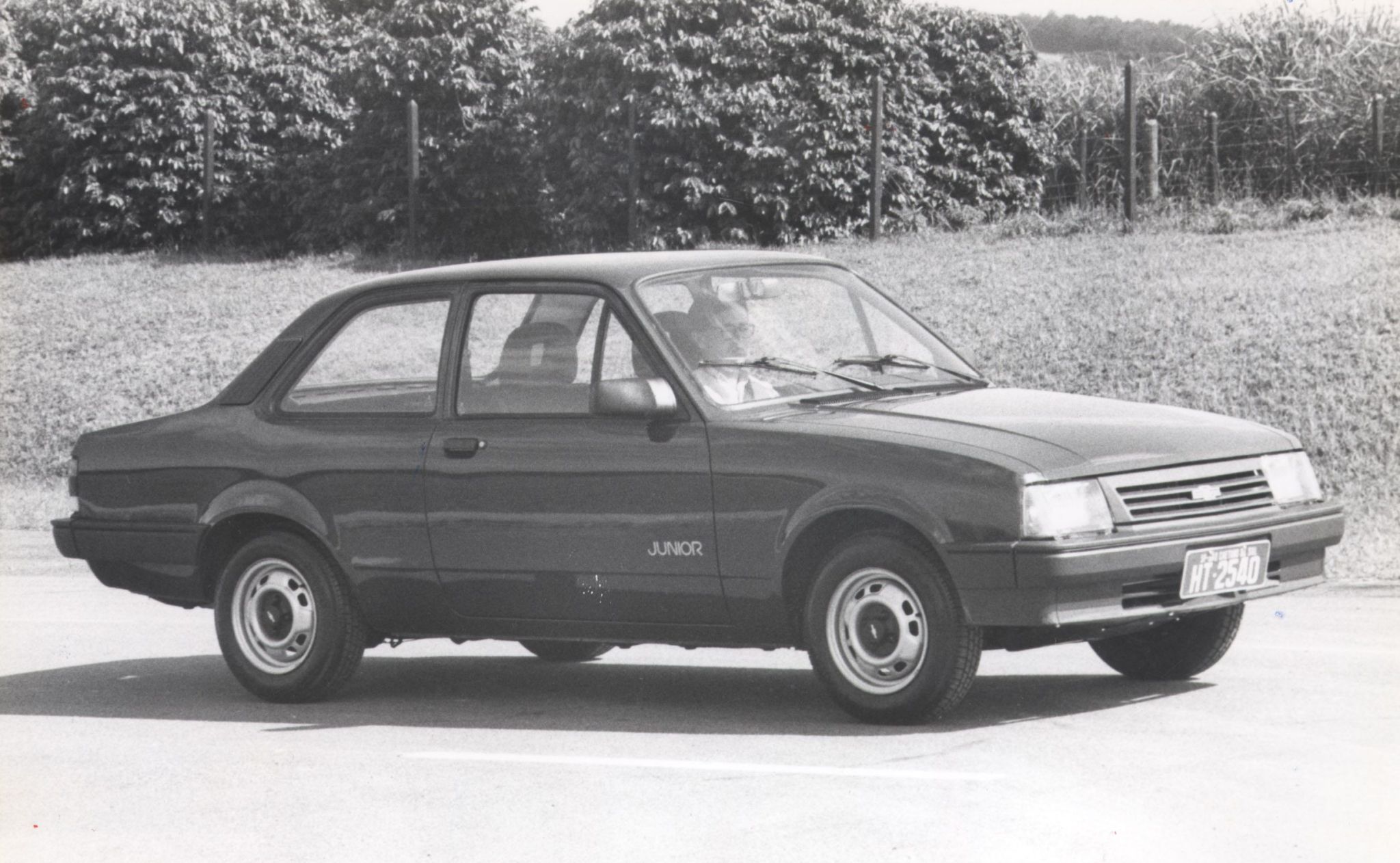 piores carros chevette junior foto em preto e branco com modelo visto na diagonal