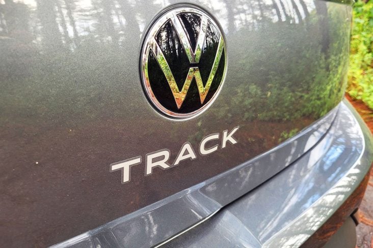 Traseira do Polo Track com emblema da Volkswagen