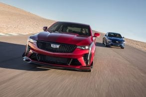 Cadillac F1 TC4 vermelha e azul na pista em alta velocidade