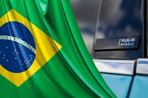 A esquerda uma bandeira do Brasil, a direita um emblema carros híbridos plug-hybrid