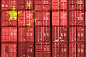 Containers vermelhos com cinco estrelas amarelas montadoras chinesas