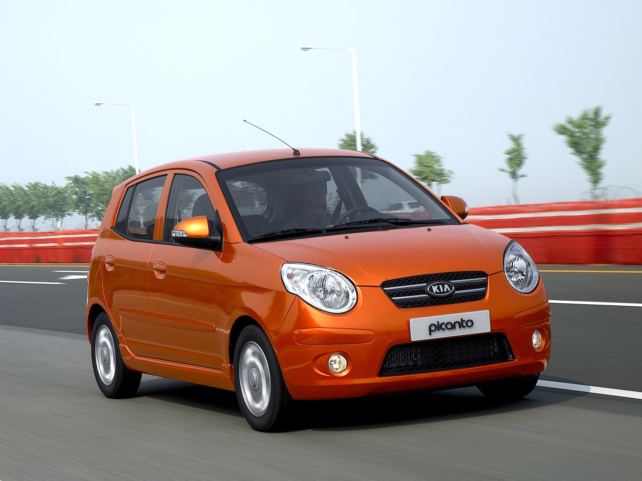 kia picanto laranja frente em movimento