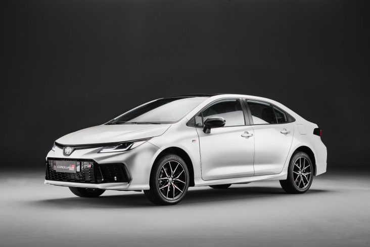 Toyota Corolla GR Sport 2025 branco frente parado