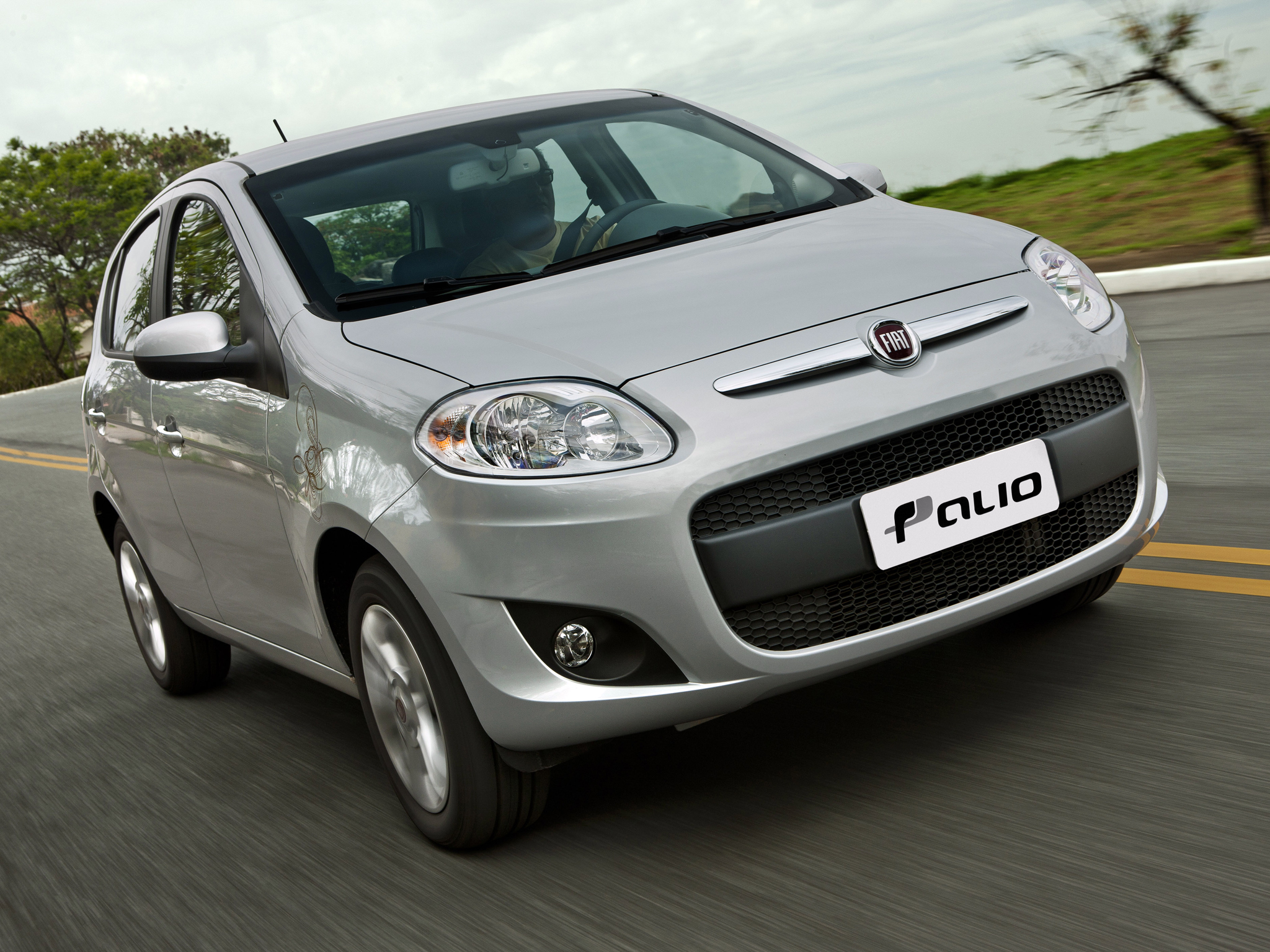 FIAT PALIO 2015 PRATA FRENTE MOVIMENTO