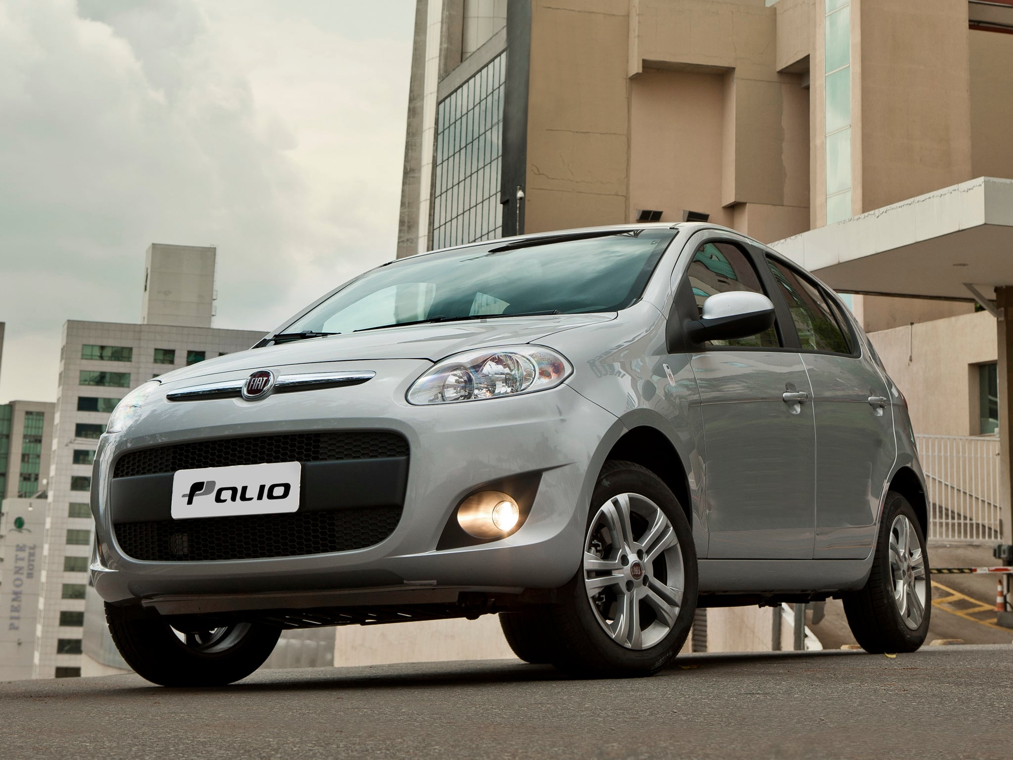 FIAT PALIO 2015 PRATA FRENTE E LATERAL