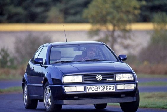 volkswagen corrado vr6 1992 azul frente em movimento fazendo curva