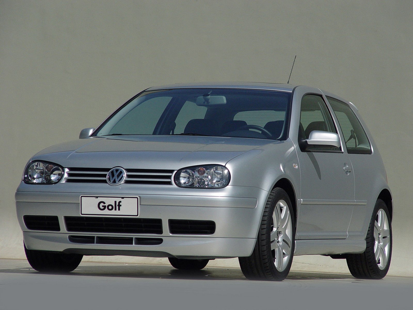 volkswagen golf gti vr6 prata frente parado