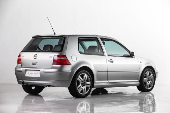 volkswagen golf gti vr6 prata traseira parado