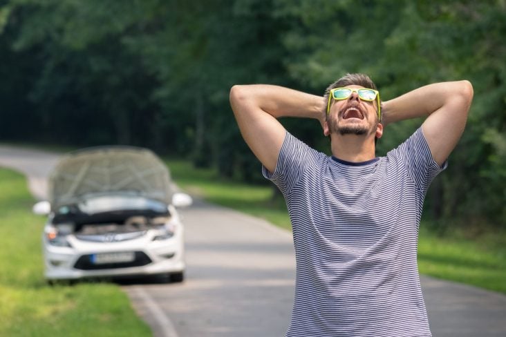 HOMEM NERVOSO CARRO ESTRAGADO DEFEITO FERIAS SHUTTERSTOCK