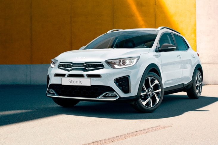 Kia Stonic branco parado