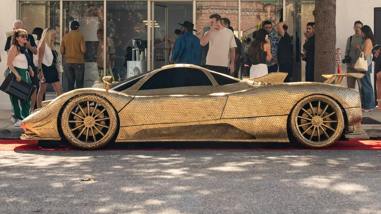 Um Pagani Zonda feito de moedas de ouro exibe rosto de Lionel Messi (2)