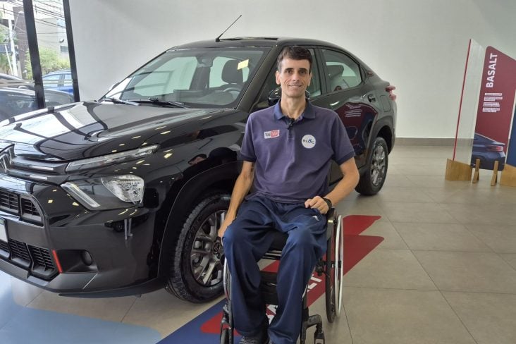 alessandro fernandes em frente ao Citroen basalt