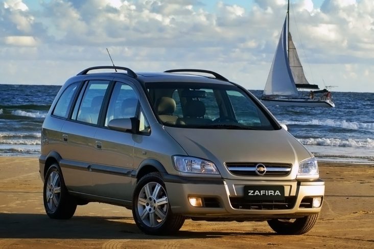 chevrolet zafira Elite 2005 bege frente parada em praia