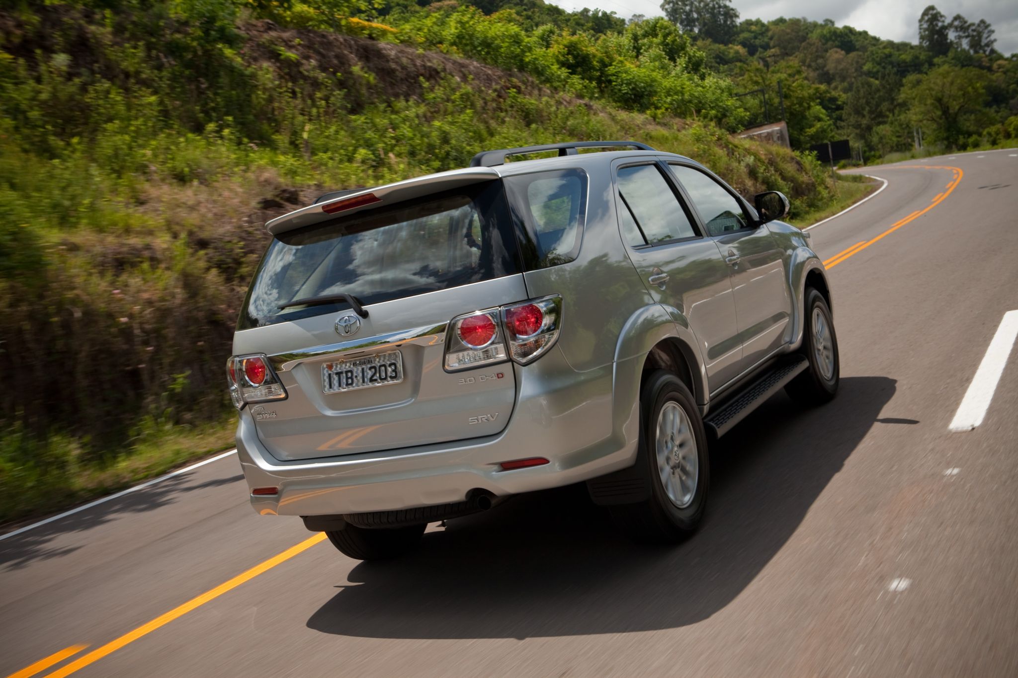 TOYOTA SW4 2015 PRATA TRASEIRA EM MOVIMENTO