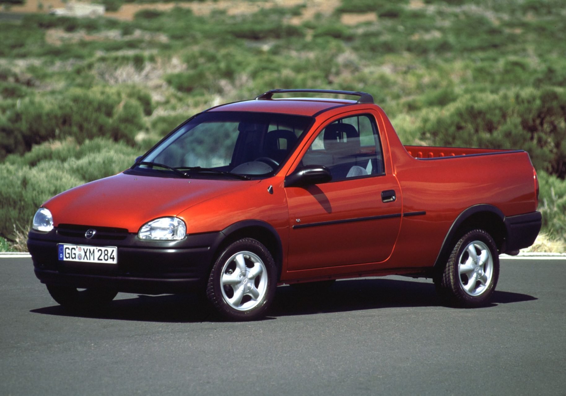 chevrolet corsa pickup laranja frente parada