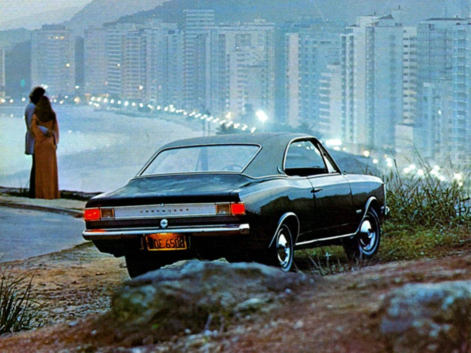 chevrolet opala coupe 1972 azul de traseira com cidade do rio de janeiro ao fundo creditos para divulgacao chevrolet