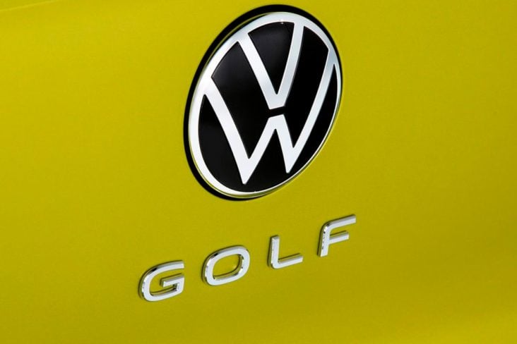 Emblema da Volkswagen e GOLF na traseira