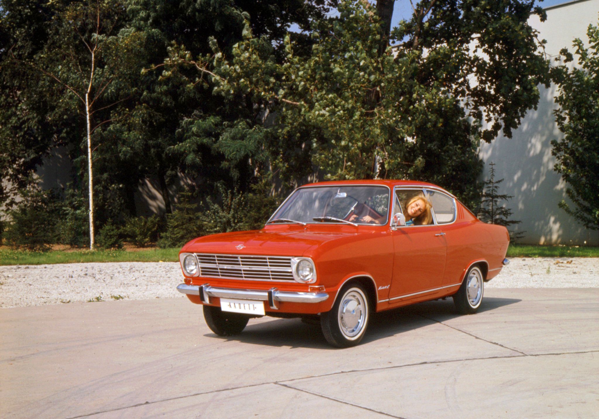 opel kadett L coupe vermelho frente parado