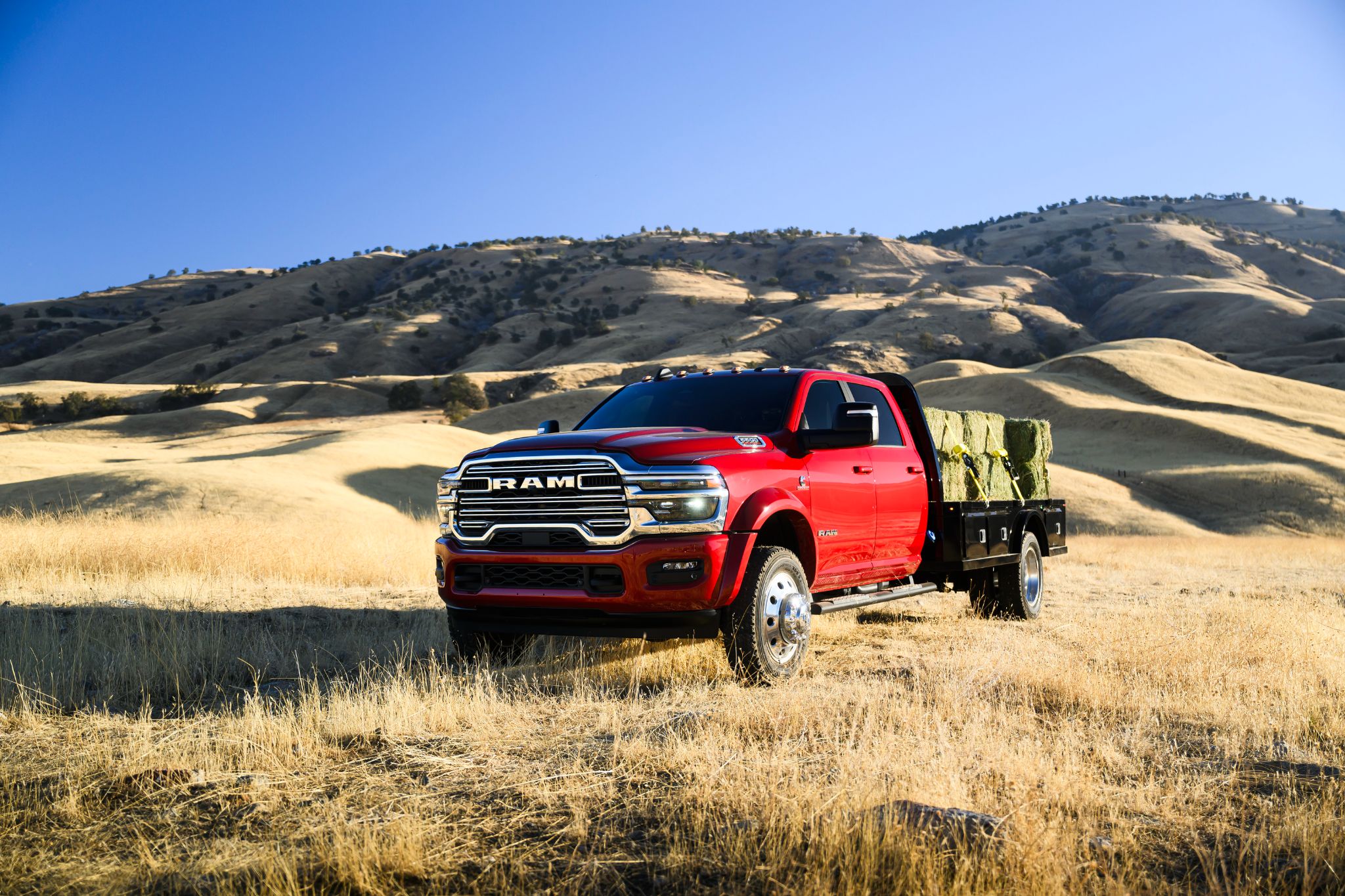 Ram 5500 laramie 2025 vermelha frente parada