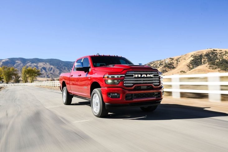 Ram 2500 laramie 2025 vermelho frente em movimento