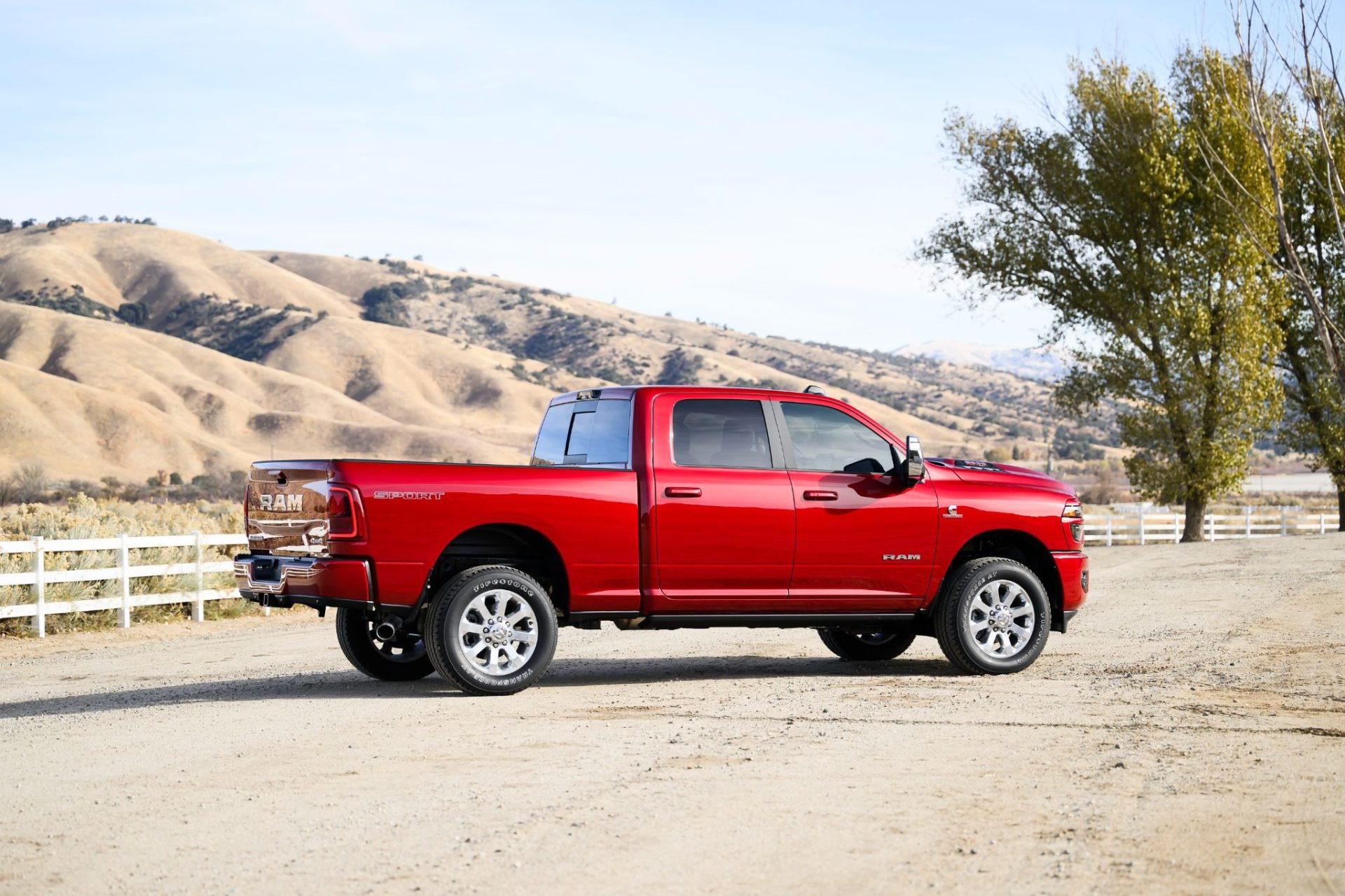 Ram 2500 laramie 2025 vermelho lateral parado