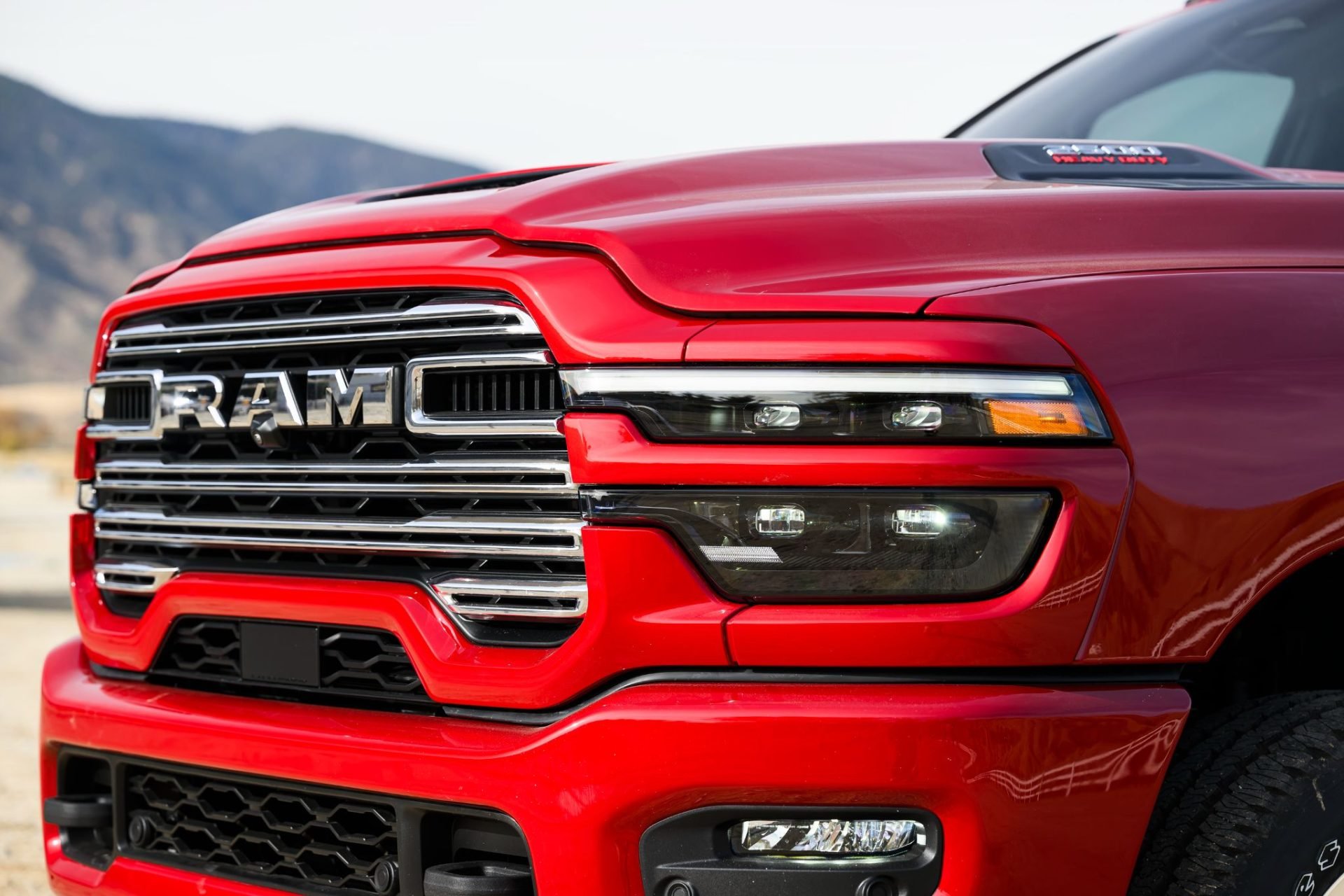 Ram 2500 laramie 2025 vermelho detalhe dianteira grade farois