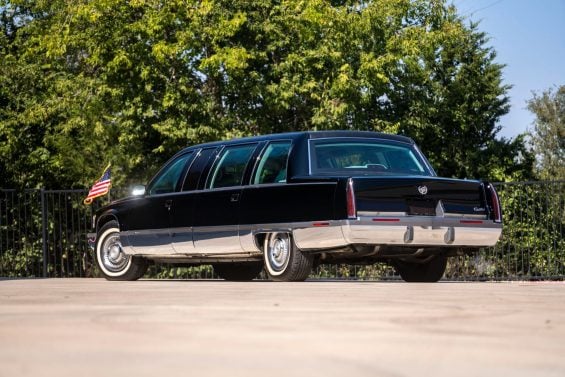 Limusine presidencial eua cadillac fleetwood brougham 1996 preto traseira parado