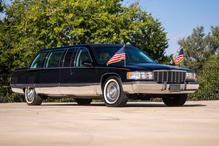 Limusine presidencial eua cadillac fleetwood brougham 1996 preto frente parado