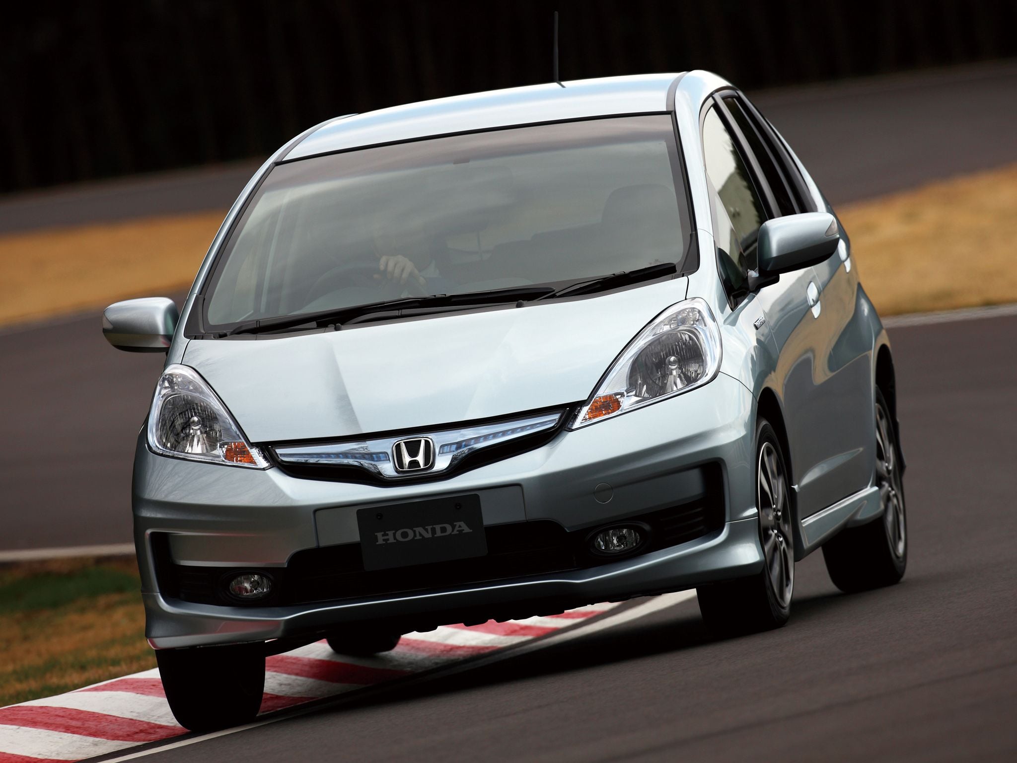 honda fit hybrid rs prata frente em autódromo honda fit hybrid rs prata frente em autódromo