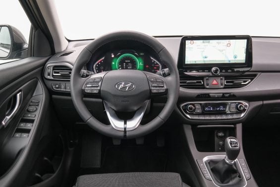 hyundai i30 hybrid fastback cambio manual interior painel