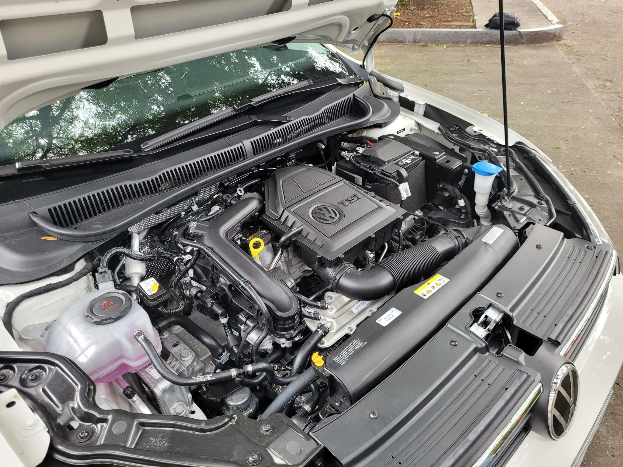 Volkswagen Virtus Sense 170 TSI 2025 Branco Cristal cofre do motor 1 0 turbo